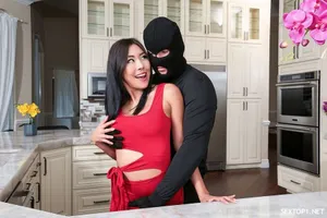 Đưa chị đồng nghiệp uống say về nhà giao phối