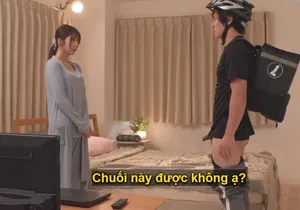 Siêu mẫu tuổi teen cố gắng không rên rỉ khi thủ dâm bằng nút chặn hậu môn