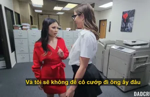 Chồng già vừa rời khỏi nhà, vợ trẻ đã đưa mông cho cậu con trai địt