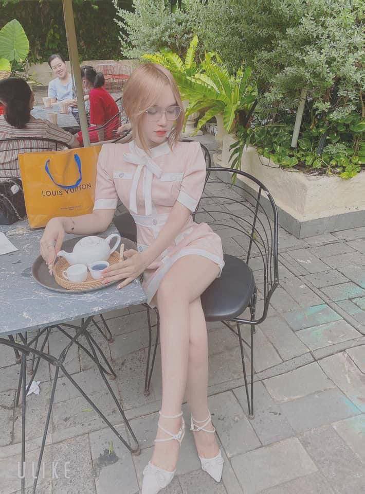 Anh chàng này đã quan hệ với một cô đồng nghiệp ngực khủng trong khách sạn, mặc bộ đồ gợi cảm và quan hệ tình dục ở nhiều tư thế khác nhau...