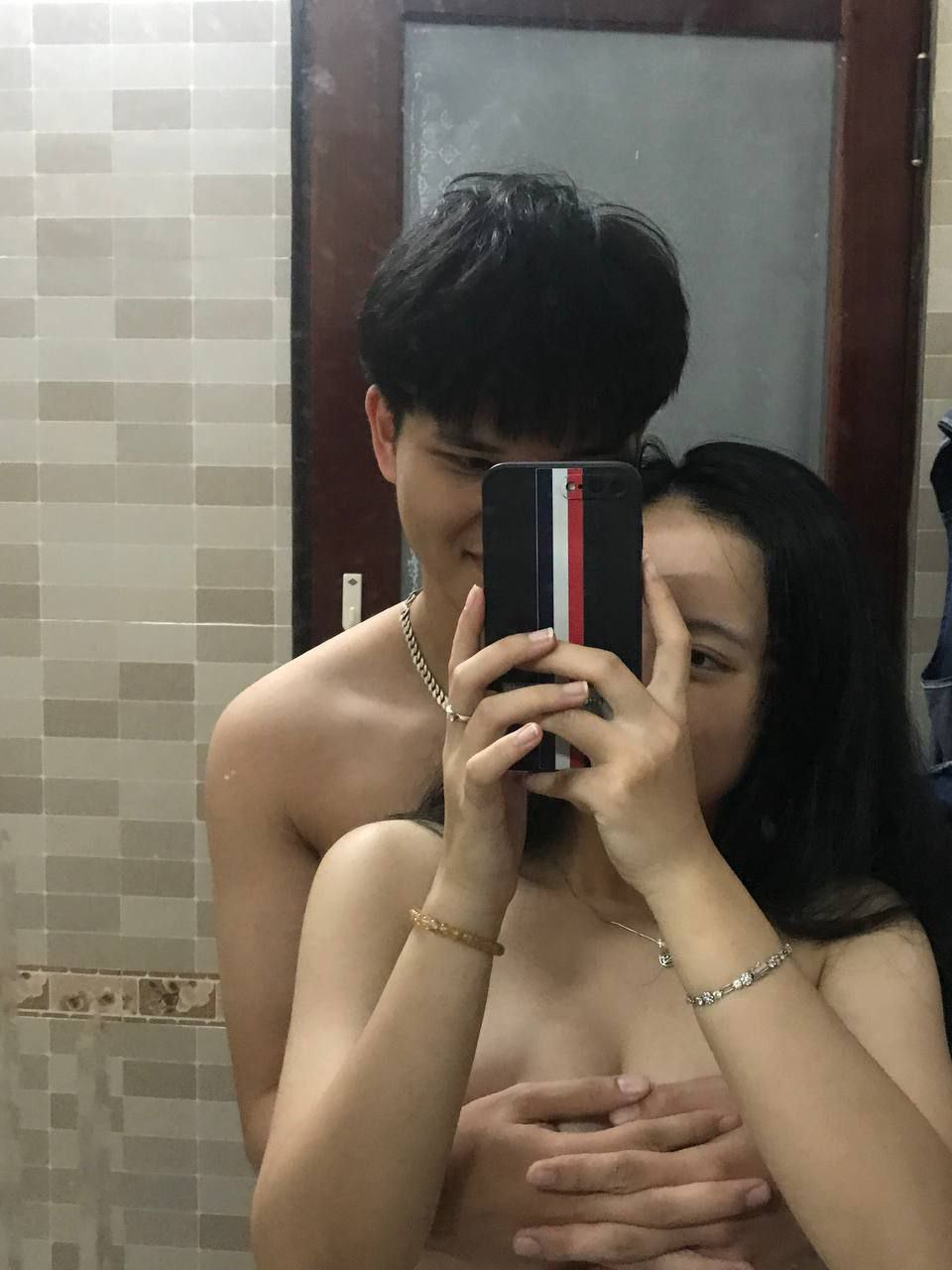 Cấp trên chuốc thuốc đưa em nhân viên đã có Gã chồng vào khách sạn
