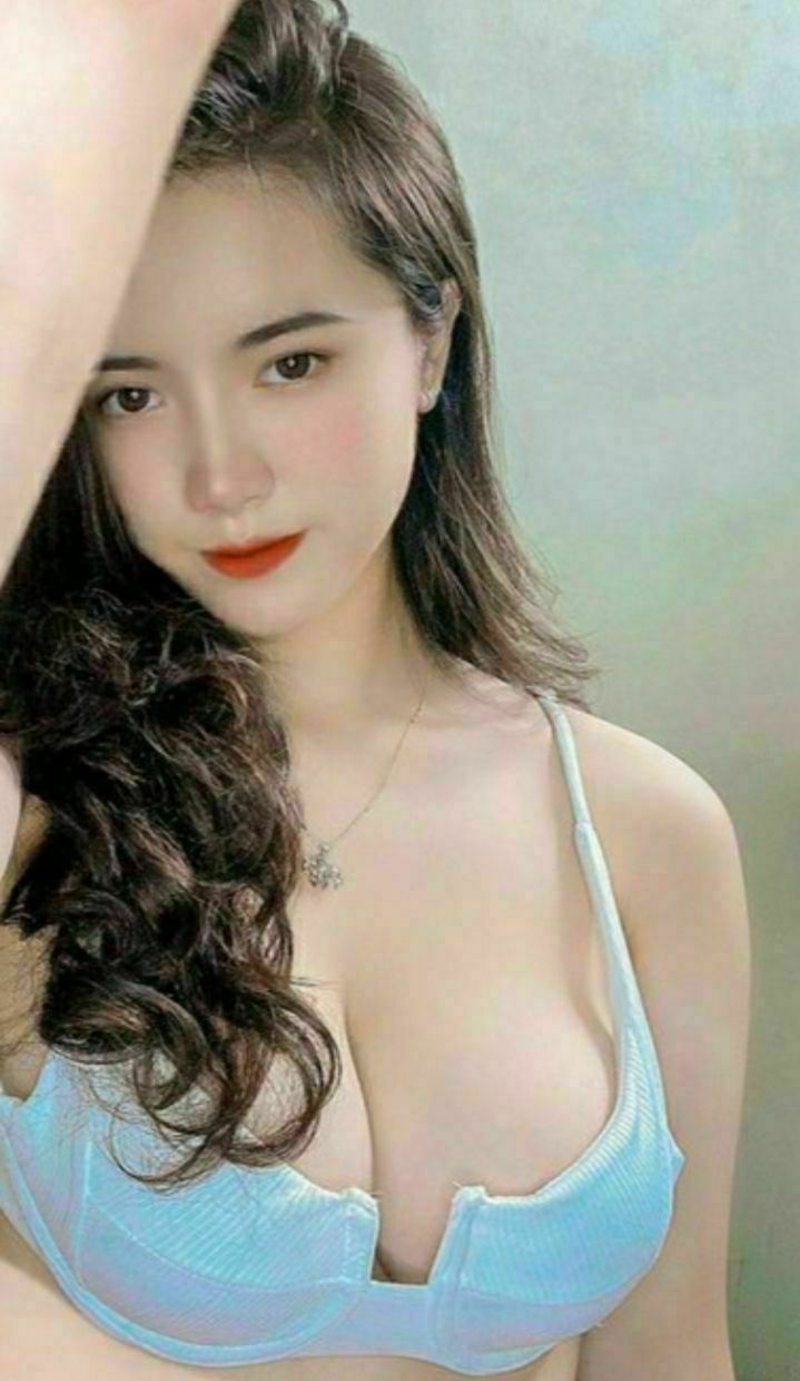 Hai cô gái gợi cảm mặc đồ trắng quan hệ tay ba, đi tất lụa đen và quan hệ bằng miệng trước khi cưỡi ngựa và bị quan hệ mạnh bạo...